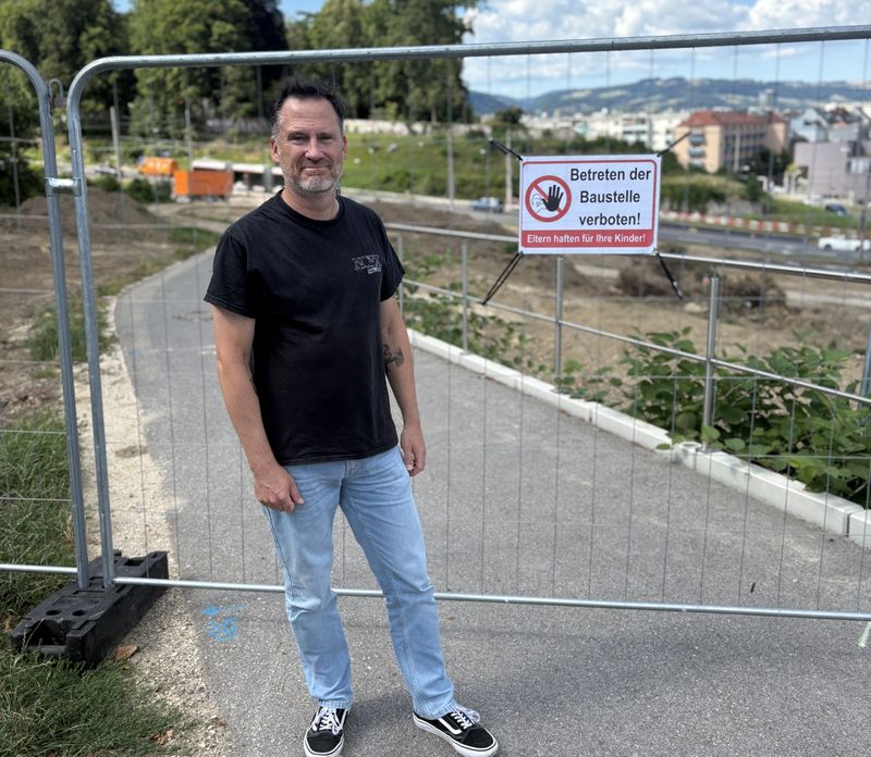 Helge Langer vor dem Bauzaun der Westring-Baustelle, daneben das Schild „Betreten der Baustelle verboten“