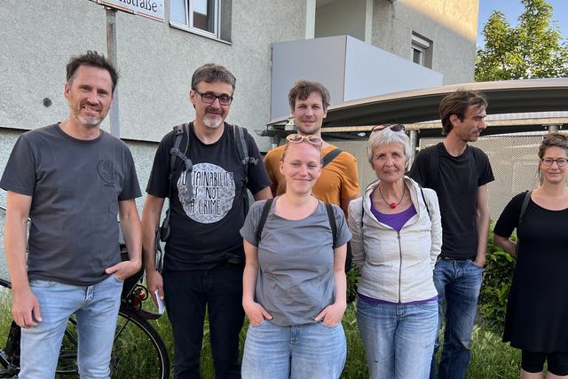 Helge Langer mit sechs Teilnehmenden eines Gehrundgangs im Linzer Franckviertel