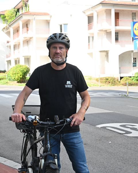 Helge Langer mit Helm und Rad an einer Kreuzung in der Kaisergasse